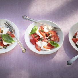 Tomaatti, basilika ja kotijuusto on klassinen yhdistelmä.