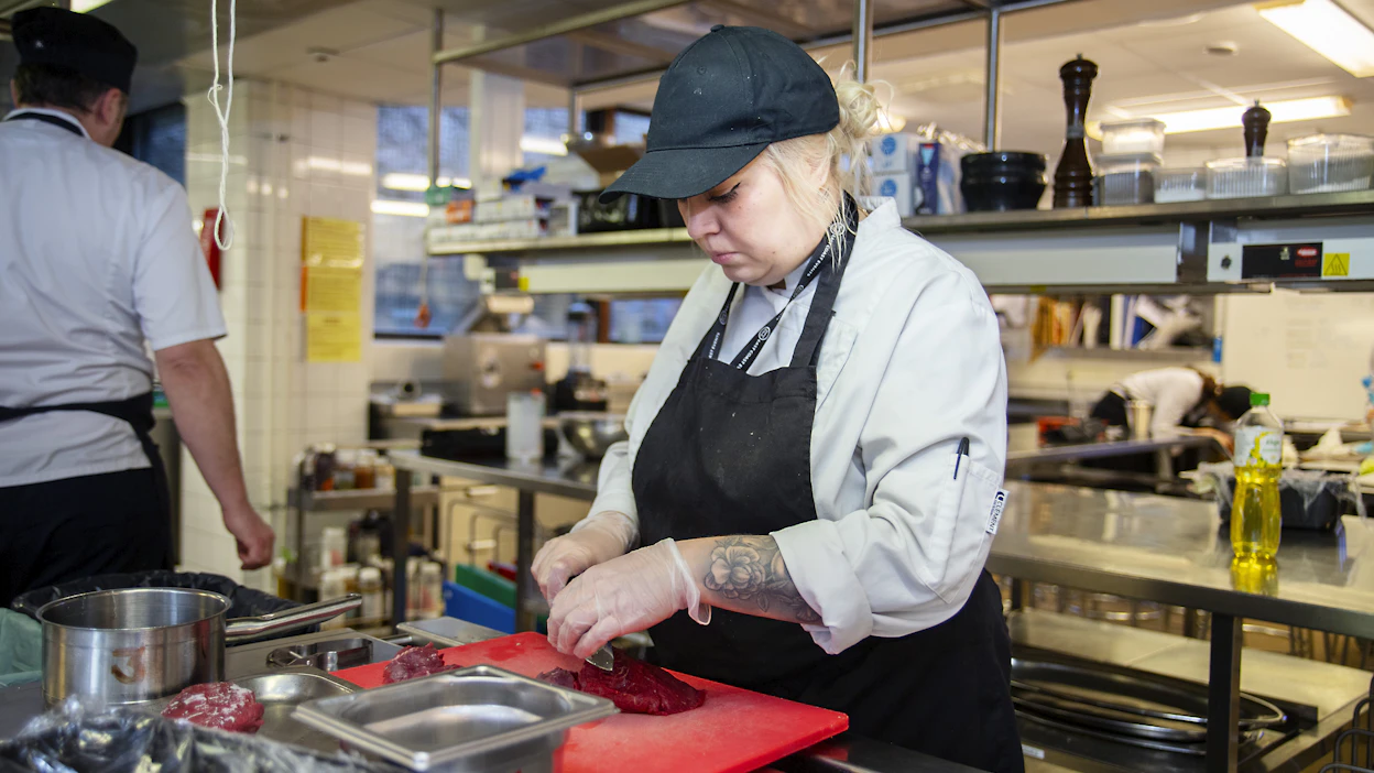 Tiia Karnaattu valmistelee naudan sisäpaistia tartarpihviksi, jossa liha tarjotaan raakana. Perhon opetuskeittiössä käytetään pitkälti kotimaista lihaa.