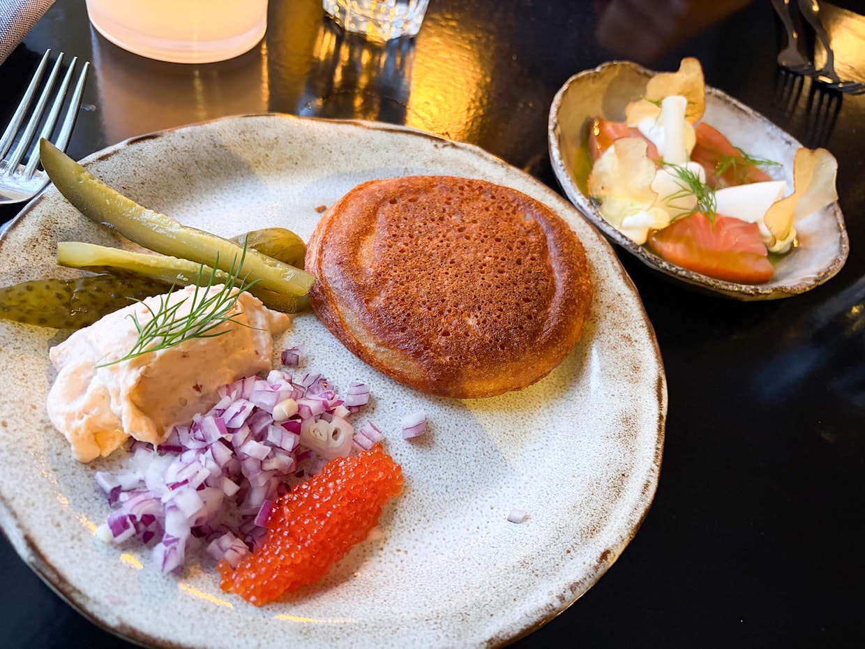 Taidolla paistettu blini asianmukaisilla päällisillä on herkkujen herkku.