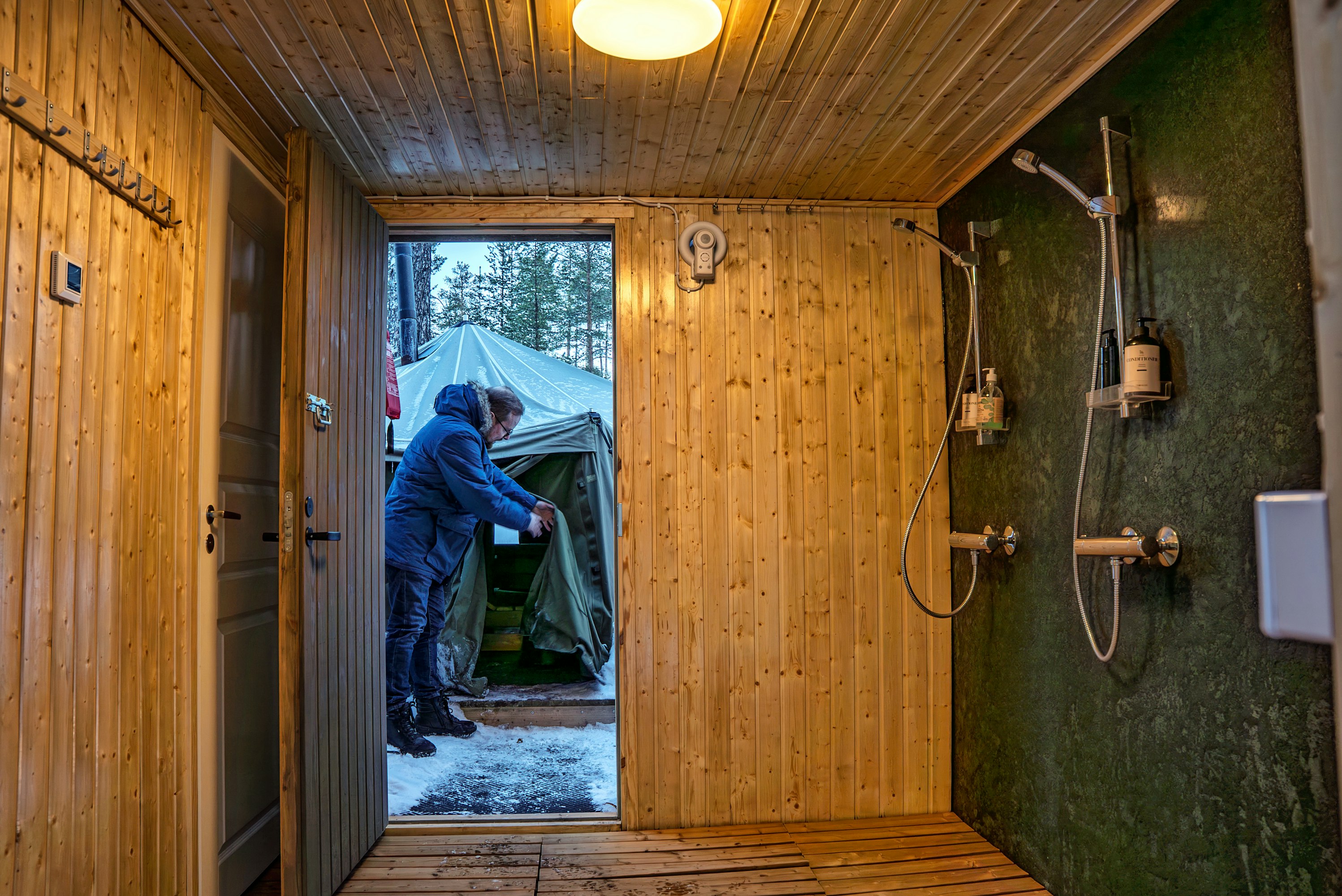 Asiakkaat pääsevät kokeilemaan telttasaunaa ja avantouintia. Peseytymiseen on kuitenkin tavalliset suihkut.