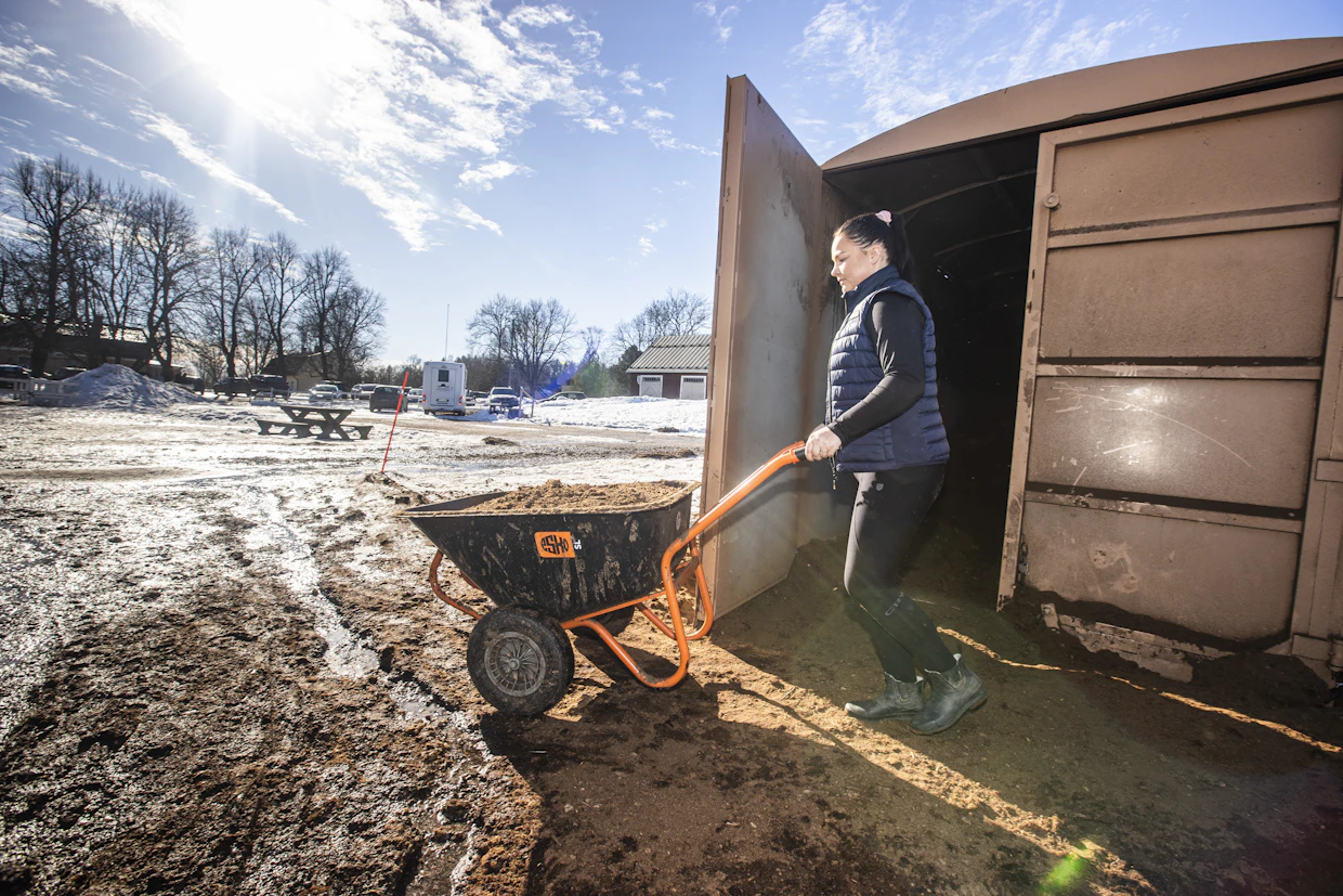Tuomarinkylän ratsastuskoulussa käytetään konttiturvetta. Turvetta kuskaa Peppi Aalto.
