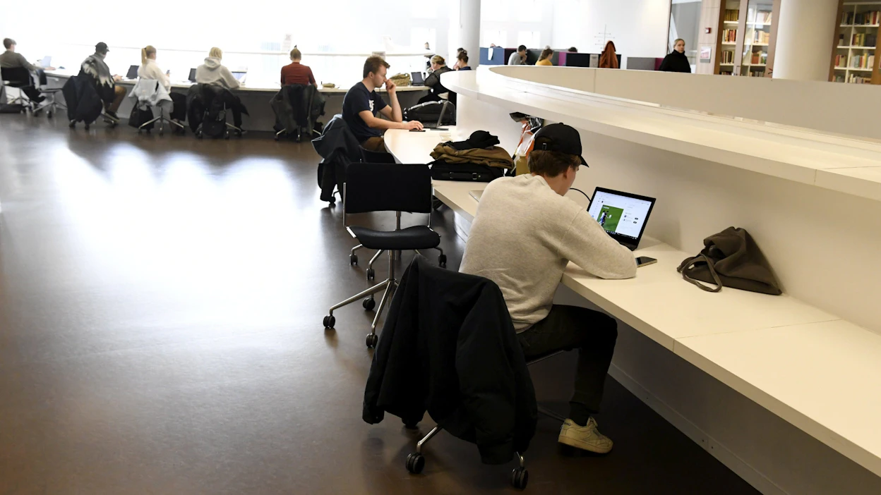 Kun vuonna 2021 opintotukea saavien opintovelallisten määrä kasvoi edelliseen vuoteen verrattuna noin 17 000 ihmisellä, viime vuonna määrä kasvoi enää noin 1 400 ihmisellä. LEHTIKUVA / Jussi Nukari.