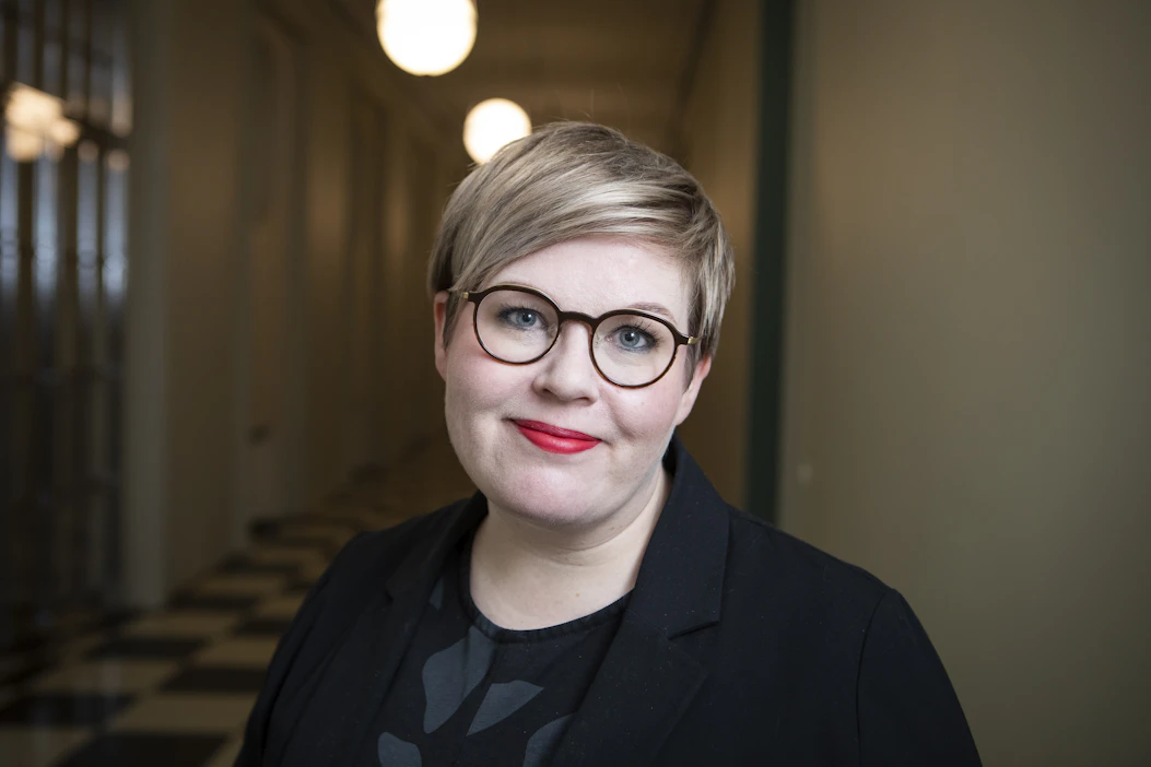 Suomalaiset kantavat huolta valtionvelasta. Kaikissa maissa kansalaisten suhde julkiseen talouteen ei ole yhtä kiinteä. ”Suomalaiset kokevat talouden osaksi itsenäisyyttä. Se on valtava arvo yhteiskunnalle”, Annika Saarikko sanoo.