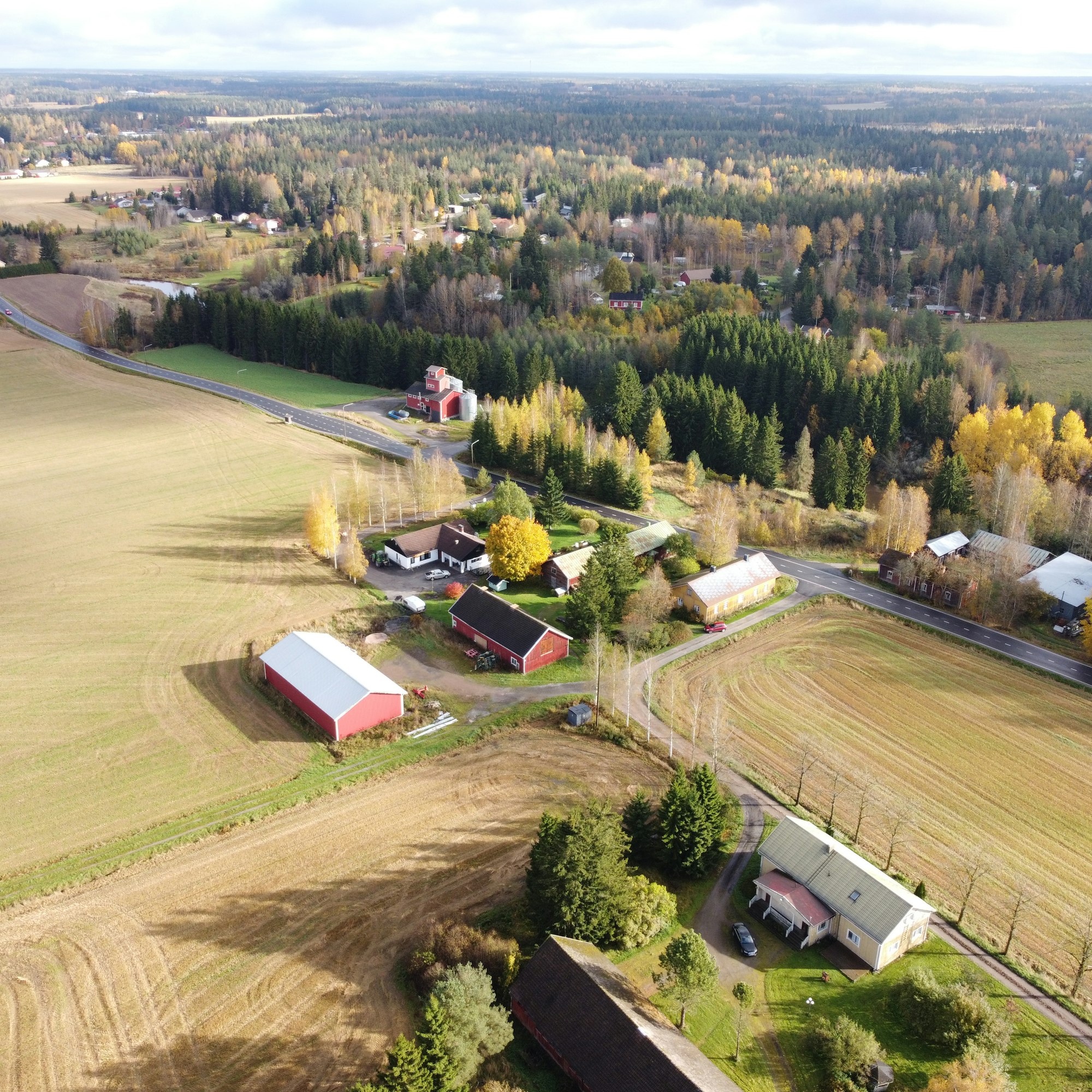 Ilmakuviin tallentuu maisema laajana kokonaisuutena. Ne säilövät tietoa esimerkiksi rakennusten sijainneita, väreistä ja tielinjoista. Auralaisen Veräjänkorvan tilan keltainen päärakennus on 1800-luvulta ja ohikulkevan, Aurajokea myötäilevän, Vakaantien linjaus periytyy keskiajalta.