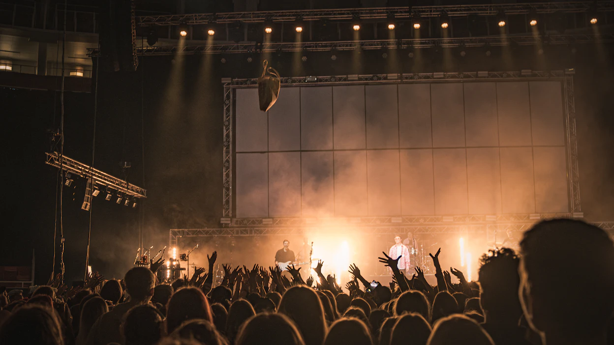 Ylievieskalaislähtöinen Freesia-yhtye esiintyi viime vuonna Maata Näkyvissä -festareilla Turussa ja nähdään myös Pohjoinen Ulottuvuus -tapahtumassa. Viisihenkinen gospelbändi soittaa melodista poppia.