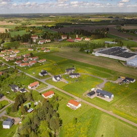 Hausjärvi on kaavoittanut uusia omakotitalotontteja kaikkiin neljään taajamaansa. Ilmakuva Hausjärven Monnin asuinalueelta.