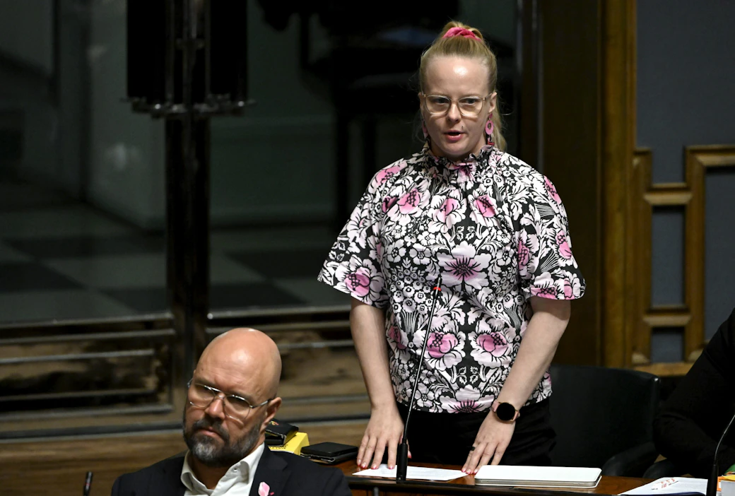 Kiihkeä keskustelu sai alkunsa, kun vasemmistoliiton Laura Meriluoto esitti kysymyksessään, että hallituksen luonnos uudeksi vesihuoltolaiksi jättää oven auki yksityistämiselle. LEHTIKUVA / Emmi Korhonen.