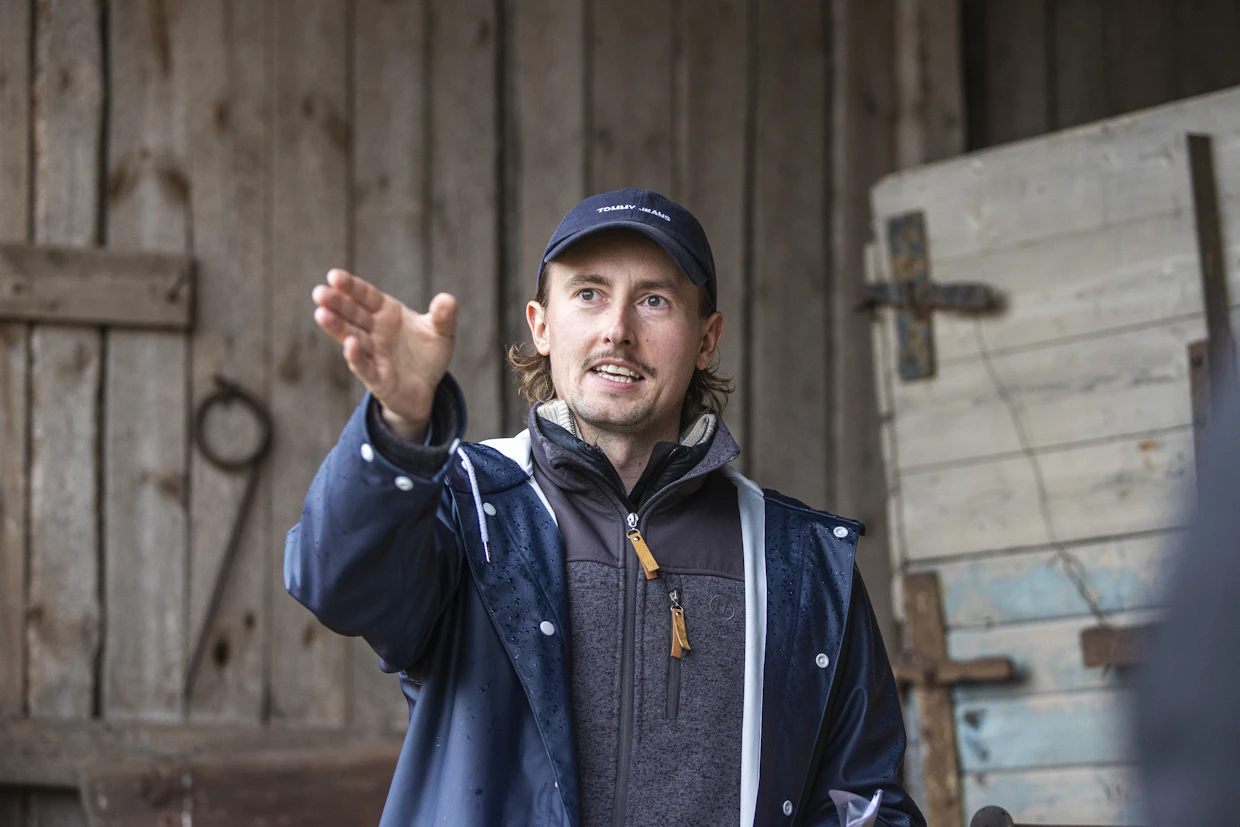 Mikko Kaase huomauttaa, että kasvinsuojeluaineiden valinnassa ja toimenpiteiden ajoituksessa pitää olla huolellinen, kun kasvustossa on yhtäaikaisesti vilja ja öljykasvi.