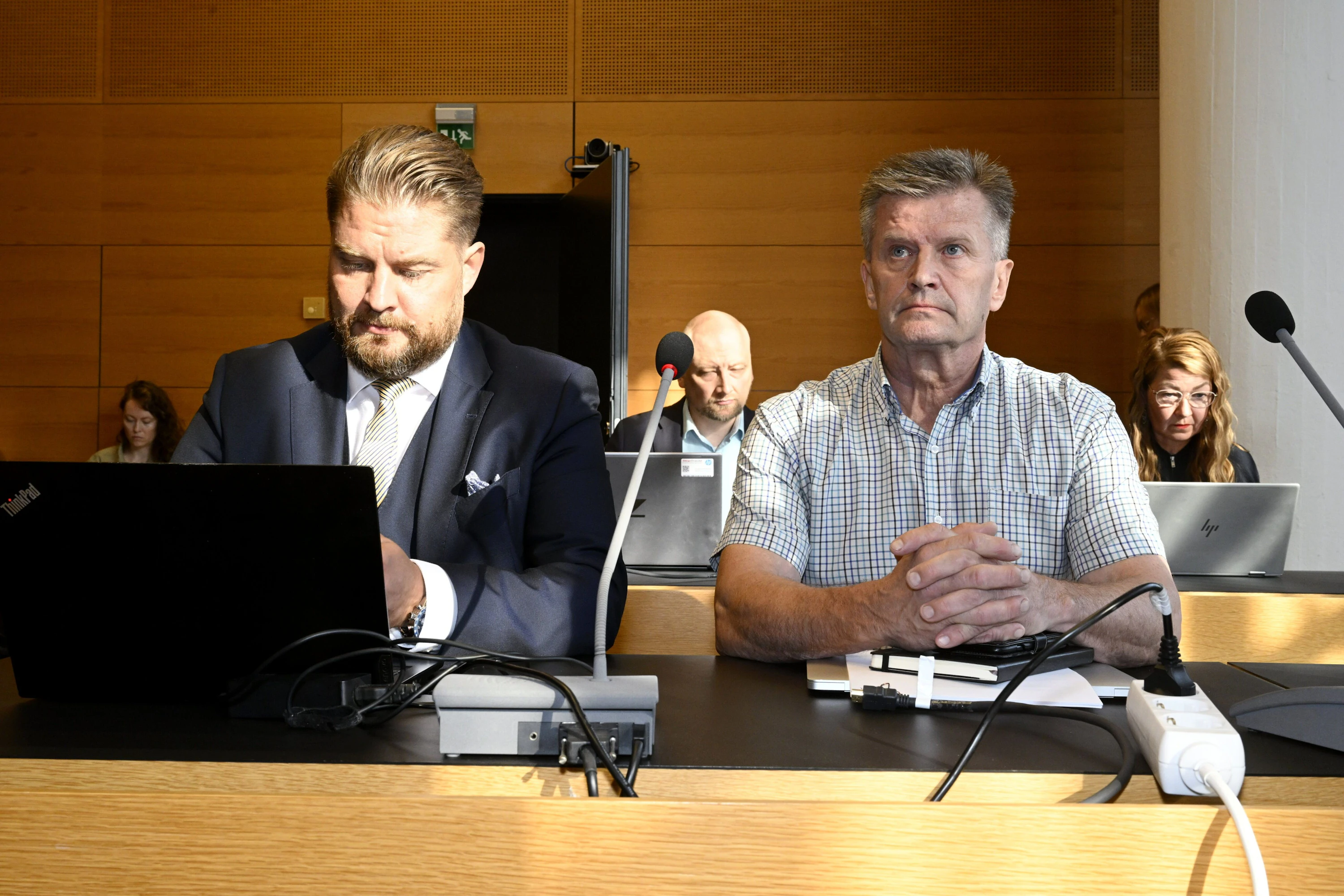 Työ- ja elinkeinoministeriön hallitusneuvos Olli Soraista (oik.) syytettiin törkeästä lahjuksen ottamisesta ja virkavelvollisuuden rikkomisesta Helsingin käräjäoikeudessa 19.8.2024. Syytteet liittyivät Soraisen vastaanottamaan etuuteen luonnonmarja-alan toimijalta.