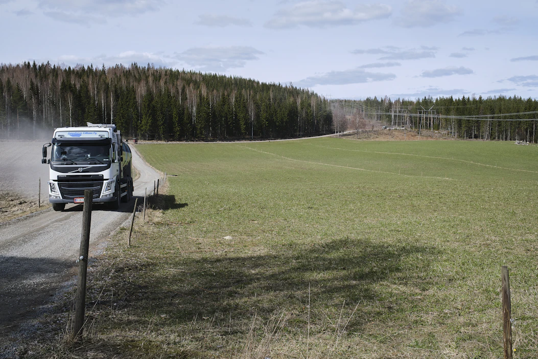 Maitoauto on tulevaisuudessa entistä harvinaisempi näky, koska karjatilojen määrä vähenee vauhdilla.