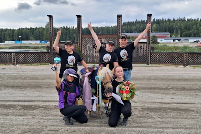 Talli Tähdet eli Niemelän perhe oli teettänyt Golden Jangille omat kannustuspaidat. Tuoreen Ponikuninkaan ympärillä Veikko  (takana vasemmalla), Heidi, Timo ja Anni Niemelä sekä ohjastaja Neea Kopalainen.