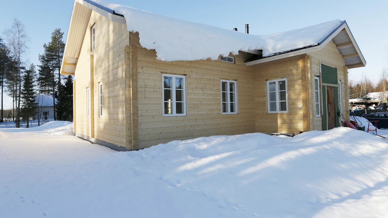 Lumiesteiden kiinnitys kannattaa silloin tällöin tarkastaa, jotta esteet eivät talvella tule lumen mukana alas.