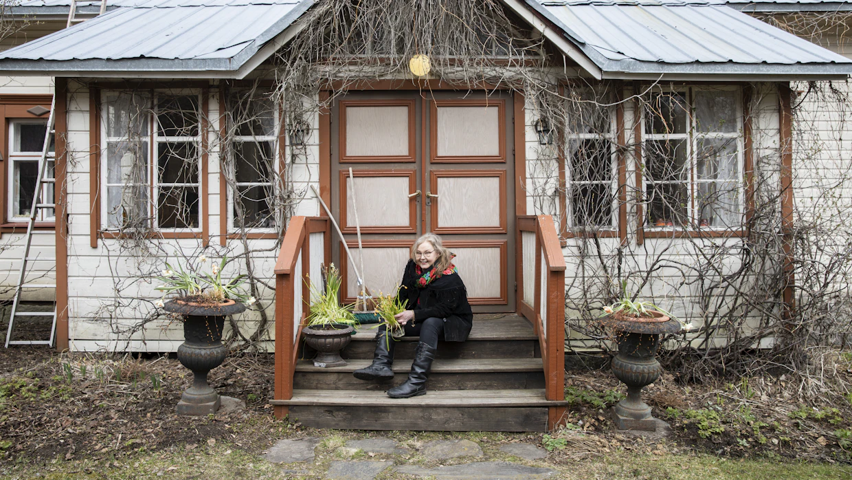 Mari Liimataisesta on kiehtovaa ajatella olevansa sekä kotitalossaan, puutarhassa että Tuhkalan kylän historiassa lenkkinä ajan ketjussa. ”Meidän asiamme on varmistaa, että nämä paikat ja niiden historia ovat myös tulevien polvien koettavissa.”