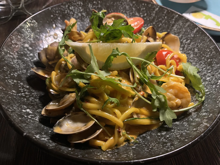 Mereneläviä ja mausteista makkaraa sisältävä tuorepasta oli erinomainen.