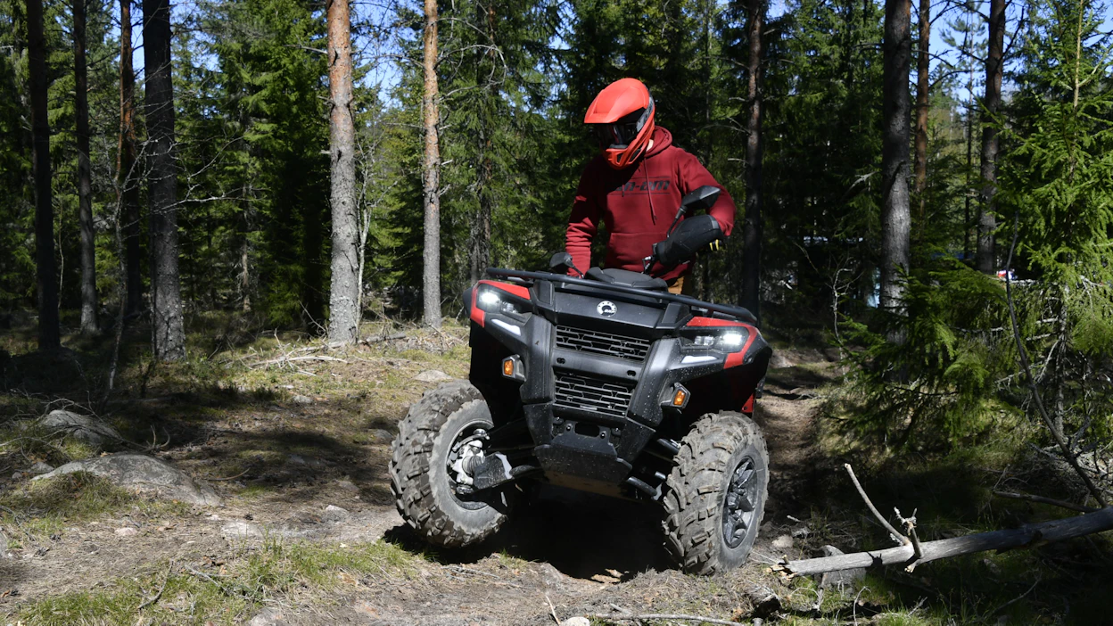 Outlander T3ABS -mallissa on kuljettajan ajamista helpottavia automaattisia järjestelmiä.