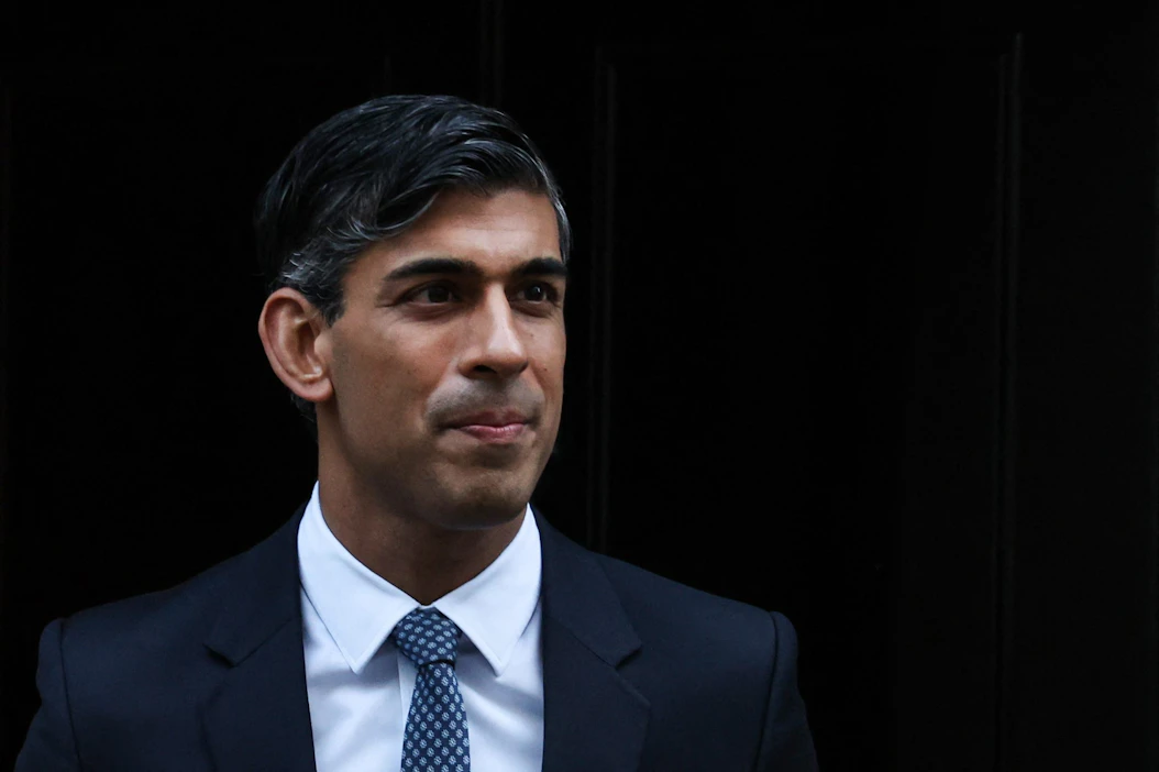 Britannian pääministeri Rishi Sunak sai sakot, koska istui liikkuvassa autossa takapenkillä ilman turvavyötä. LEHTIKUVA/AFP.