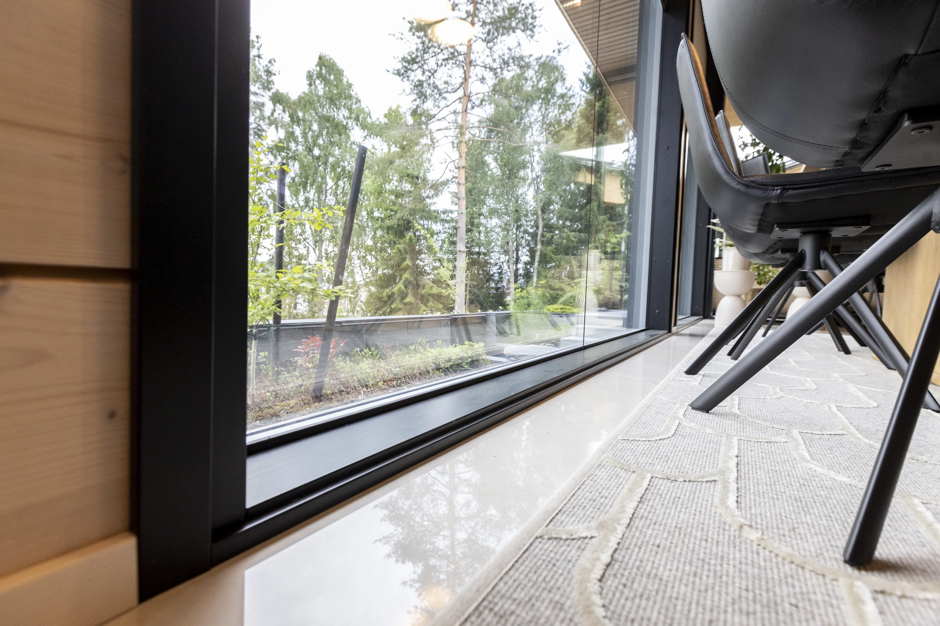 Päivän trendi on, että ikkunat ulotetaan aivan lattiaan saakka. Seurauksena on vetoa ja hankalaa huollettavuutta.