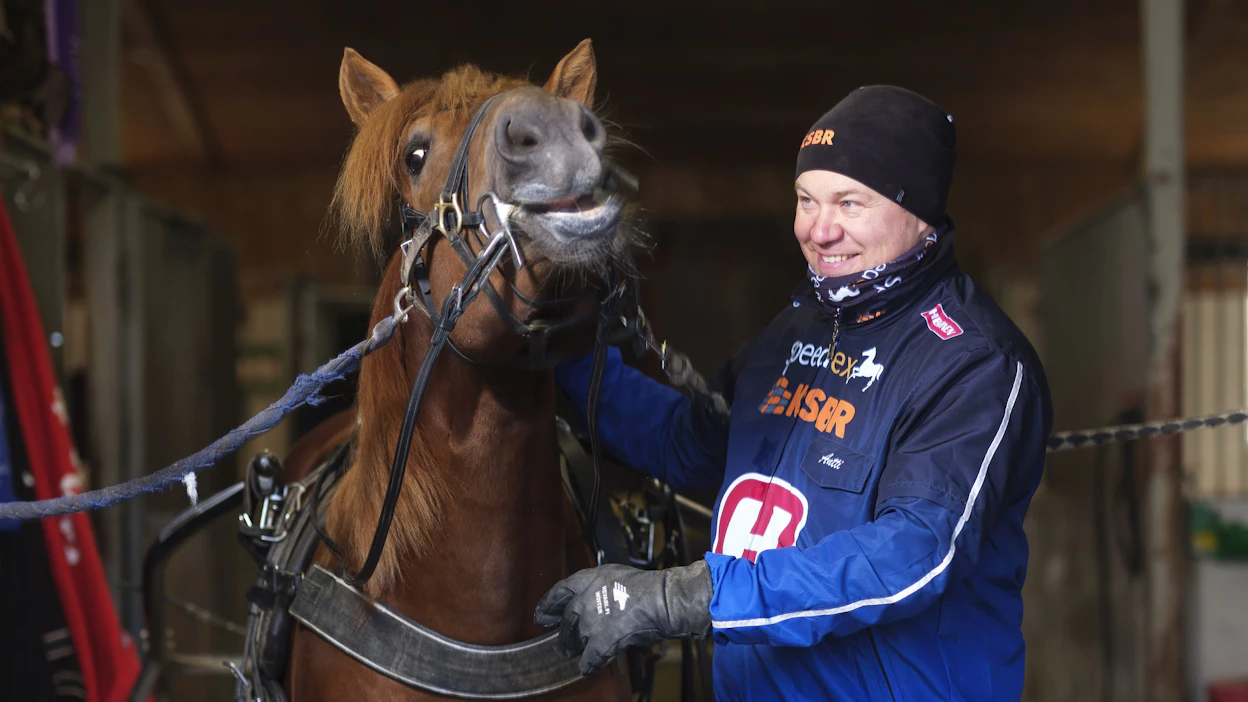 Antti Ojanperä palkittiin vuoden 2024 parhaana ravivalmentajana lauantain Ravigaalassa.