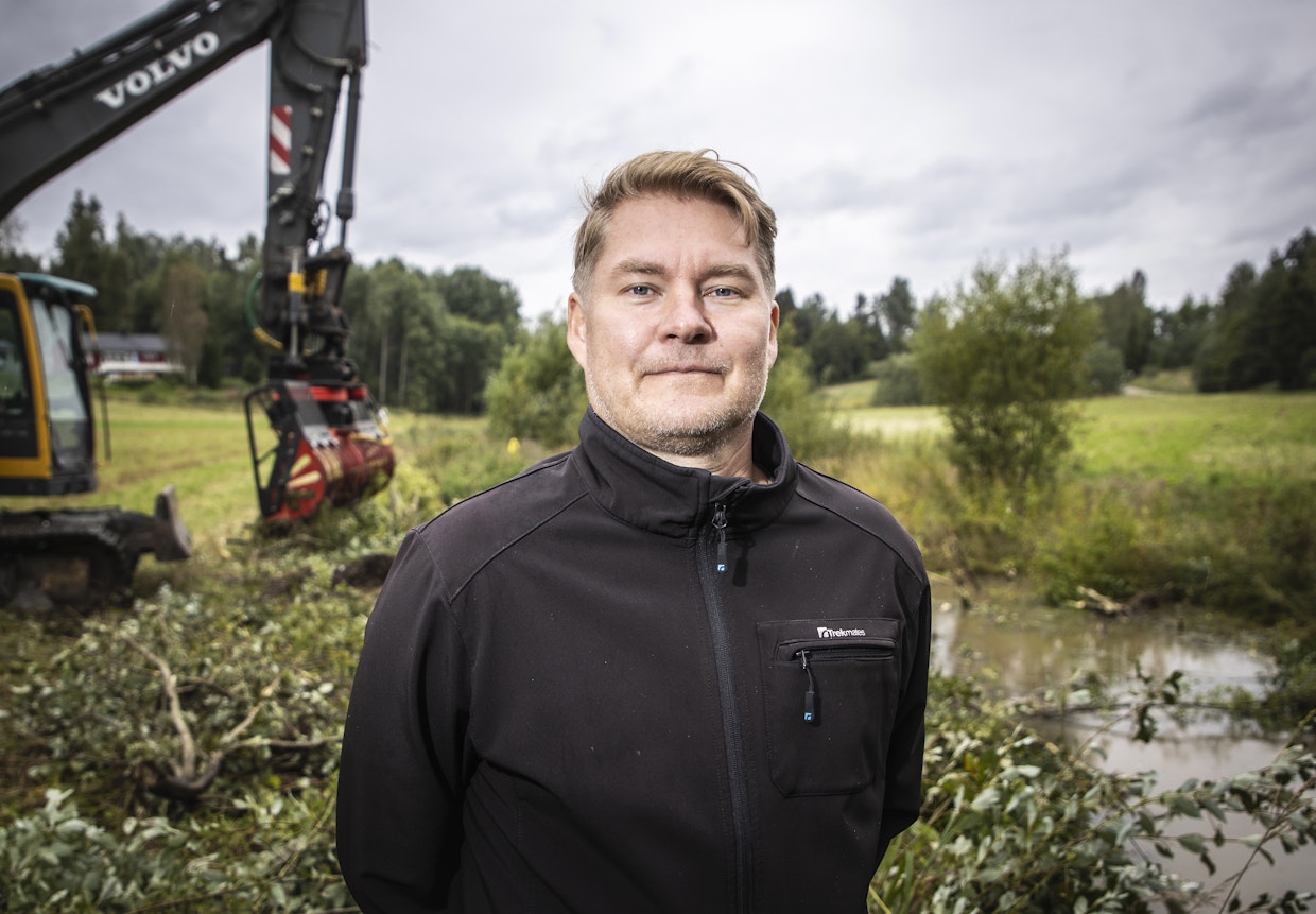 Suomen ympäristökeskuksen tutkija Pasi Valkaman mukaan iso haaste kaksitasouomien yleistymisessä on tukikelpoisen viljelyalan menetykset. Kuva otettu Valumavesi-hankkeen tulvatasanteiden hoitonäytöksestä vuonna 2021.