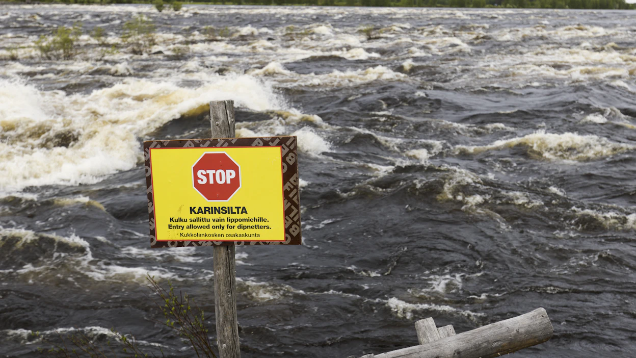 Tornionjoki tulvii nyt pahiten 55 vuoteen. Kuva tornionjoen Kukkolankoskelta viime vuodelta kevättulvien jälkeen.