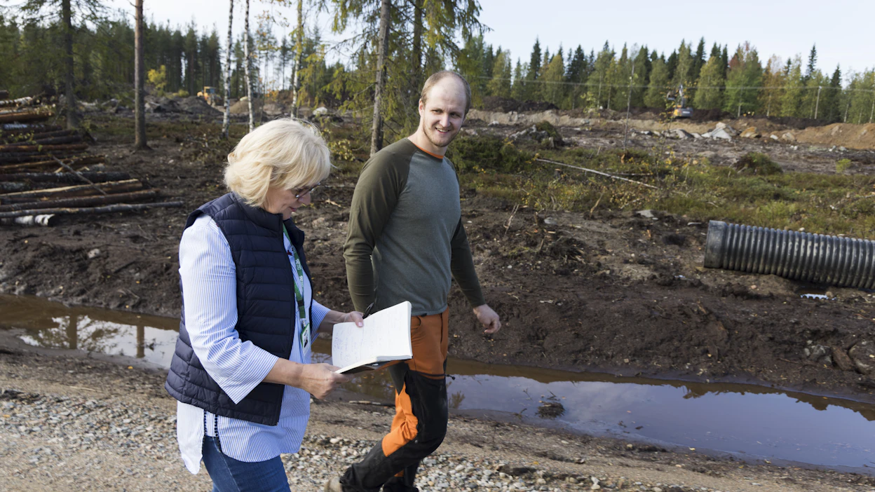 Arlan Pohjois-Suomen hankintapäällikkö<strong id="strong-d350be0510d91bd6f75952522274ba1e"> </strong>Tuija Linjakumpu on ylpeä tuottajien yhteistyöstä yli meijeri- ja kuntarajojen. Vieressä maidontuottaja ja Pohjois-Suomen biokaasun hallituksen jäsen Olli Niemelä.