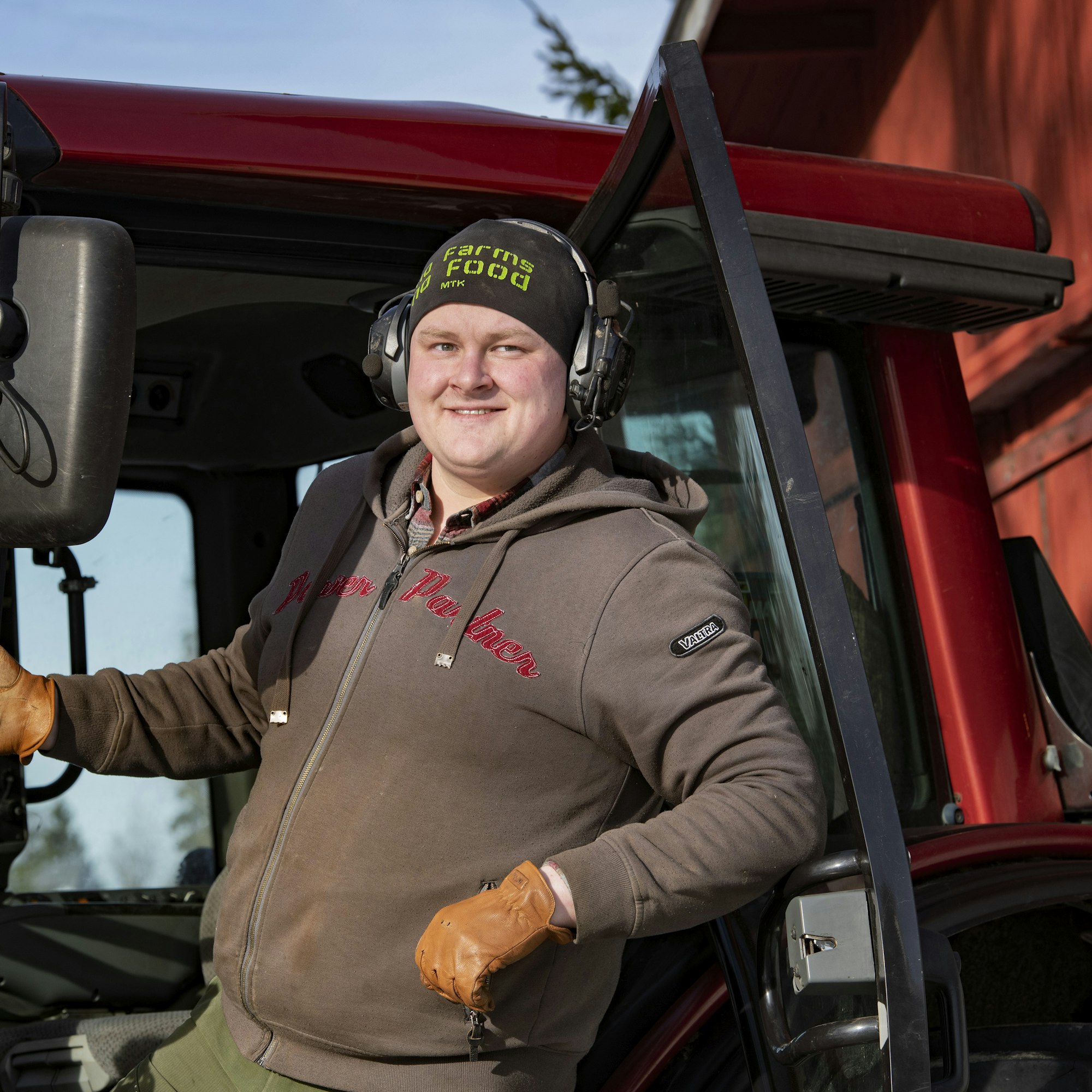 Hyppöset asuvat Ester-vaimon kotitilalla, jossa viljellään rehukasveja pienellä alalla ja harjoitetaan metsätaloutta. Niko Hyppösen kotitilalla Kälviällä sukupolvenvaihdosta mietitään parhaillaan.