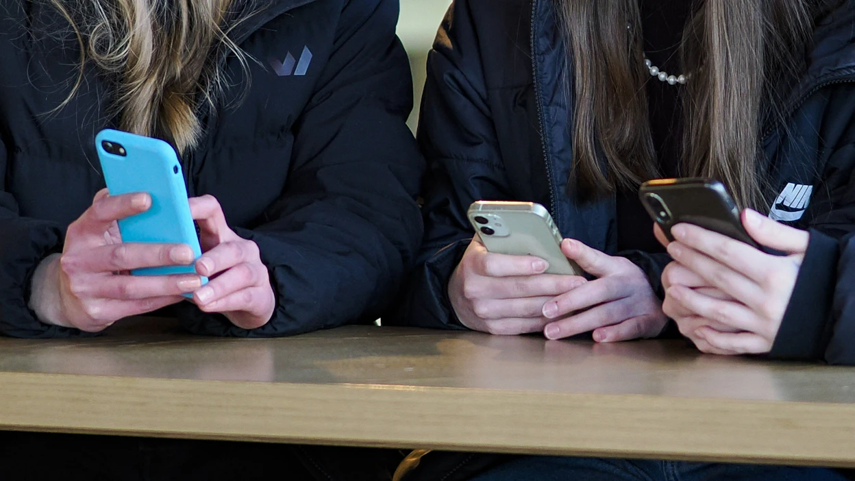 Pienituloisten kotitalouksien nuoret kokevat muita useammin ikäviä mediakokemuksia käyttäessään älypuhelinta, selviää Kansallisen audiovisuaalisen instituutin (Kavi) tuoreesta kyselystä. Kuvituskuva. LEHTIKUVA / Timo Aalto.