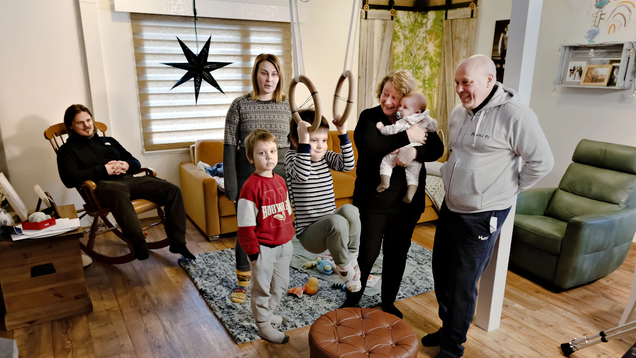 Anni-Maria ja Juhana Pitkälä (vas.) ovat tilan 4. sukupolvi. Kuvassa myös Anni-Marian vanhemmat Sari ja Ahti Ritola sekä Pitkälöiden lapset Jalmari ja Kosti sekä Irene-vauva isoäidin sylissä.