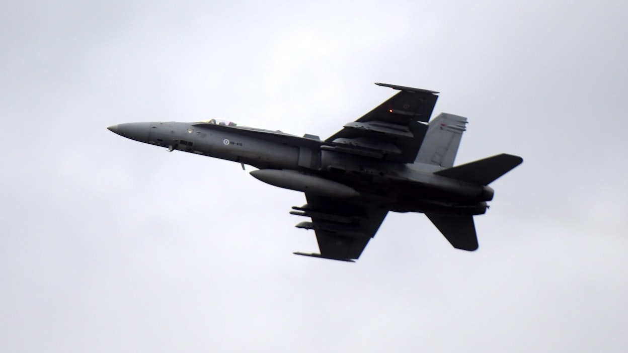 Ilmavoimien F/A 18 Hornet -hävittäjä oli mukana puolustusvoimien Uusimaa 17 -pääsotaharjoituksessa Helsingissä 2017. LEHTIKUVA / VESA MOILANEN. 