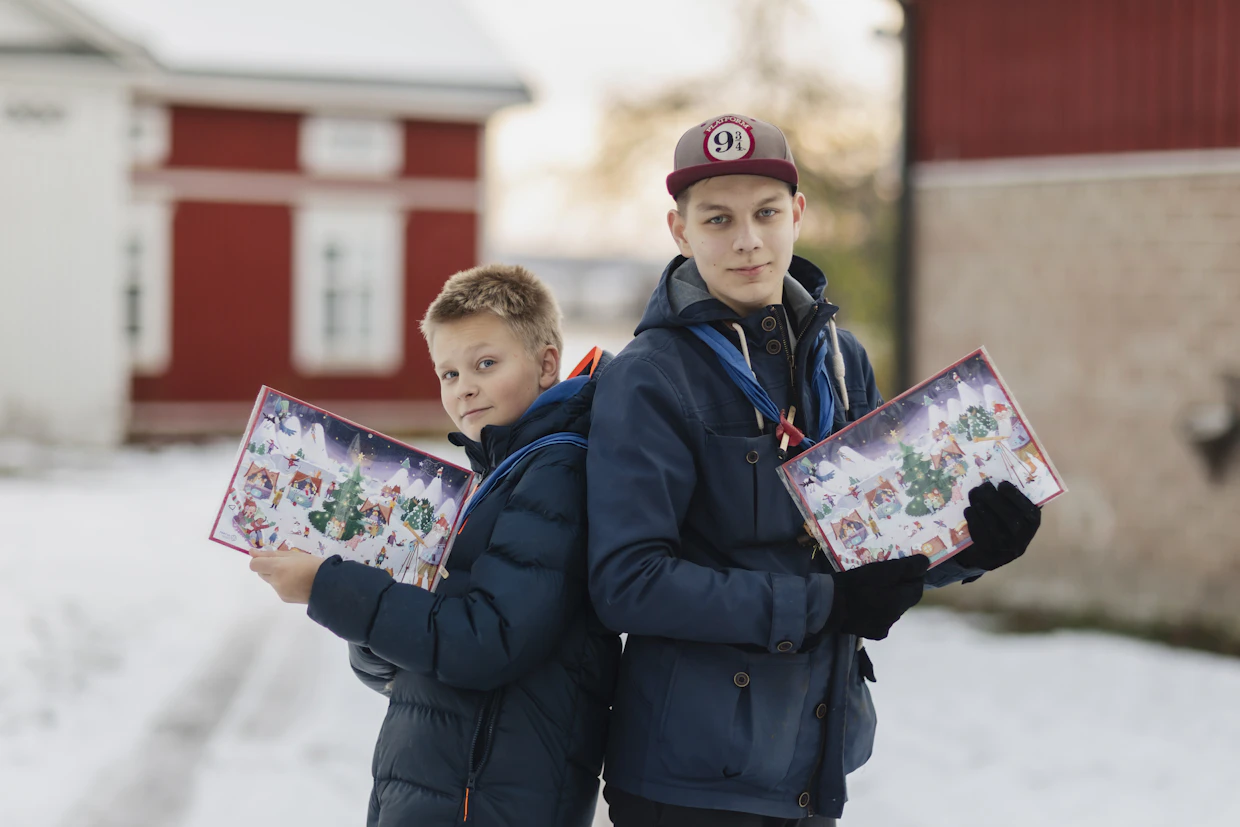 Kalenterimyynti on lippukunnille tärkeä varainhankintakeino, jolla tienataan keskimäärin 2 200 euroa. Ilkan partiolaisten Jaakko Kurjenluoma ja Akseli Renkola myymässä adventtikalentereita marraskuun alussa Ilmajoella.
