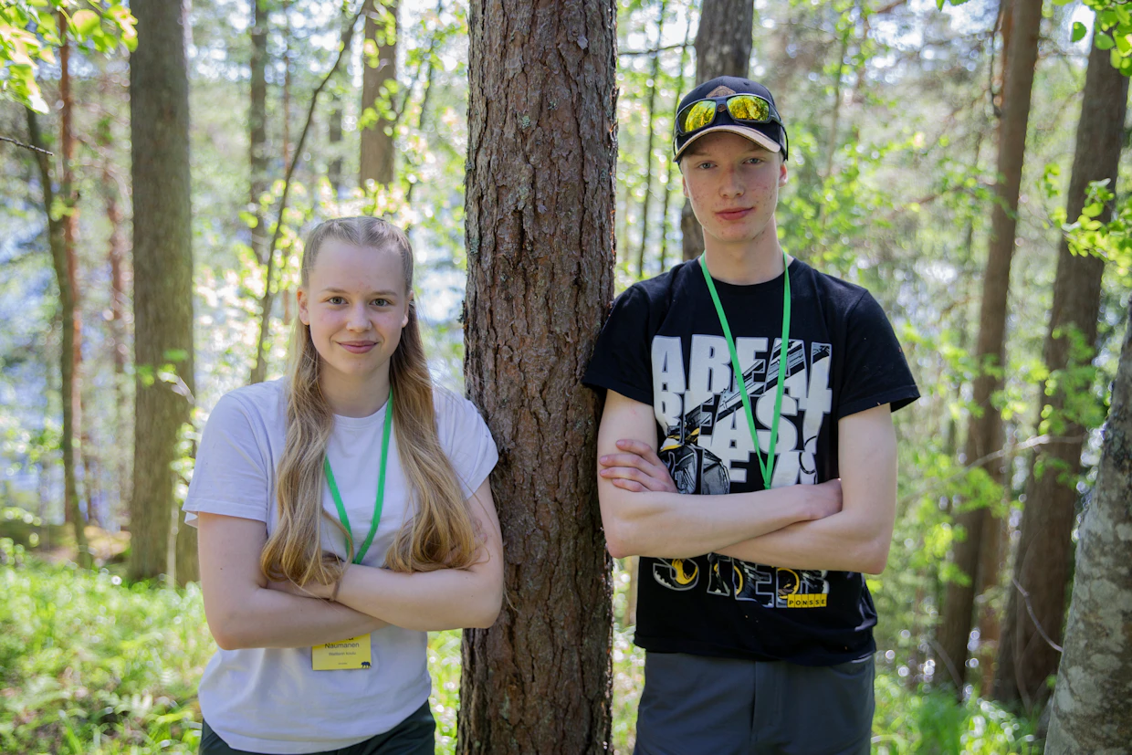 Elina Naumanen kertoo metsästävänsä ja liikkuvansa muutenkin paljon metsässä esimerkiksi luontopoluilla. Antti Kytö taas harrastaa suunnistusta ja omistaa nuoresta iästään huolimatta jo muutaman hehtaarin metsääkin. Kumpikin on pohtinut metsäalaa yhtenä uravaihtoehtona yläkoulun jälkeen.