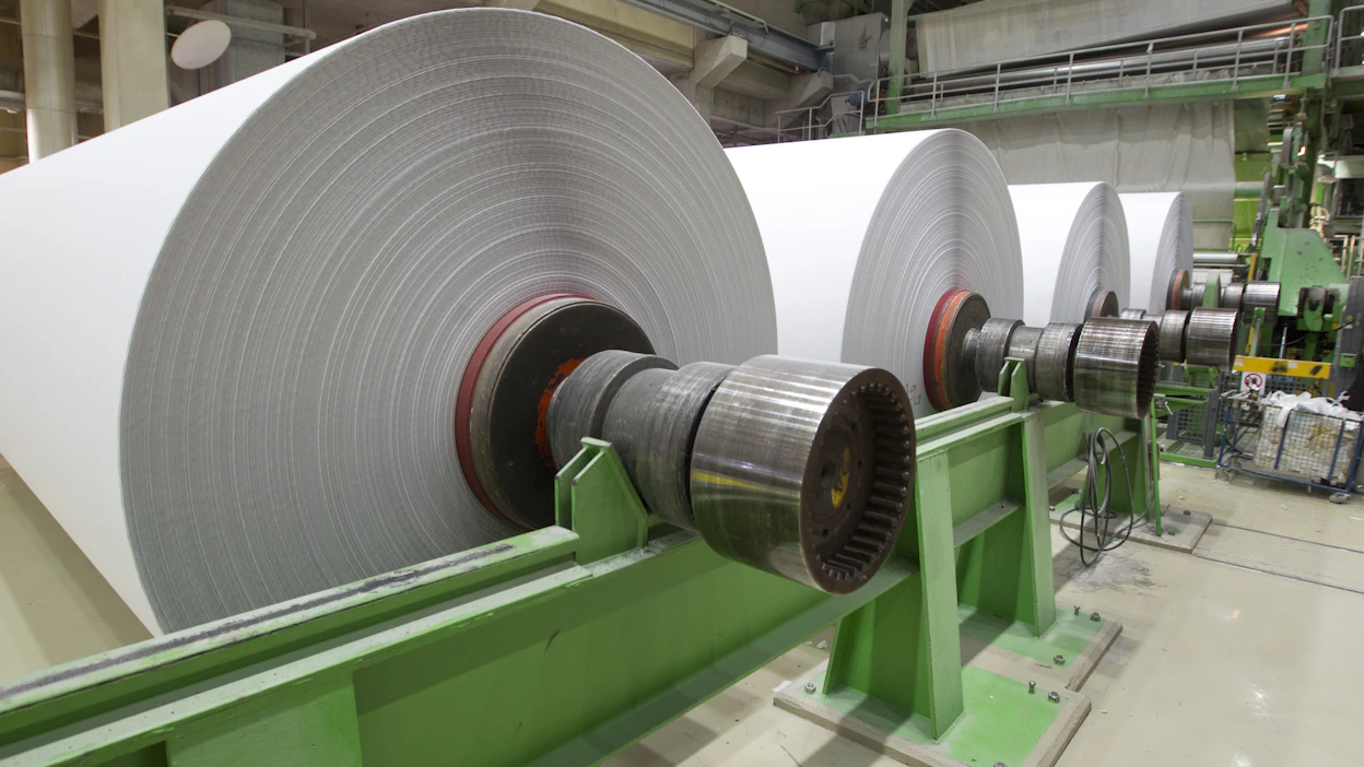 Paperirullia UPM:n Kaukaan tehtaalla ennen kuin paperin valmistus lopetettiin siellä vuoden 2025 lopulla.