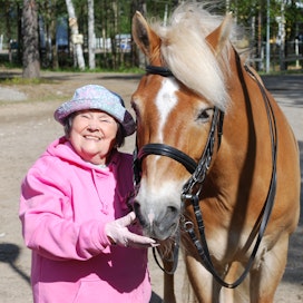 Hildur Hagelbergin nykyinen hevosystävä on suomenhevosruuna Vauhdin Aatos eli Aatu. Vuosi sitten Hagelberg hyvästeli yli 20 vuotta ystävänään olleen Jesmanta-tamman.