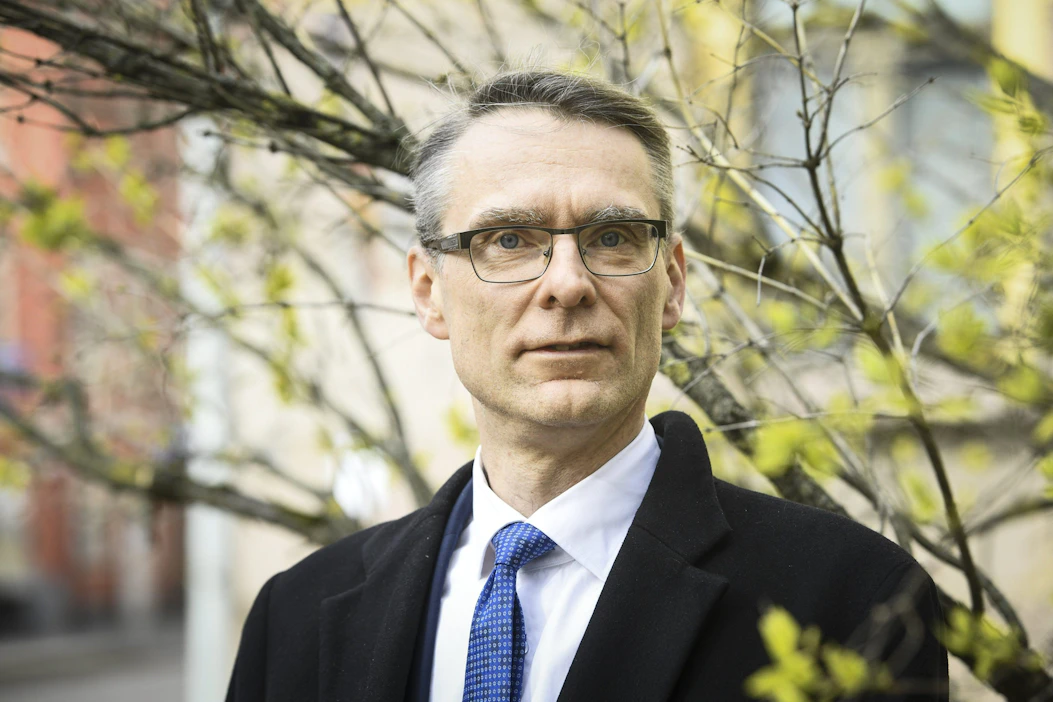 Oikeuskansleri Tuomas Pöysti katsoo, että vanhuspalveluiden henkilöstömitoituksen lainvalmistelussa ei ole otettu tarpeeksi huomioon tosiasiallisia olosuhteita. LEHTIKUVA / Emmi Korhonen.