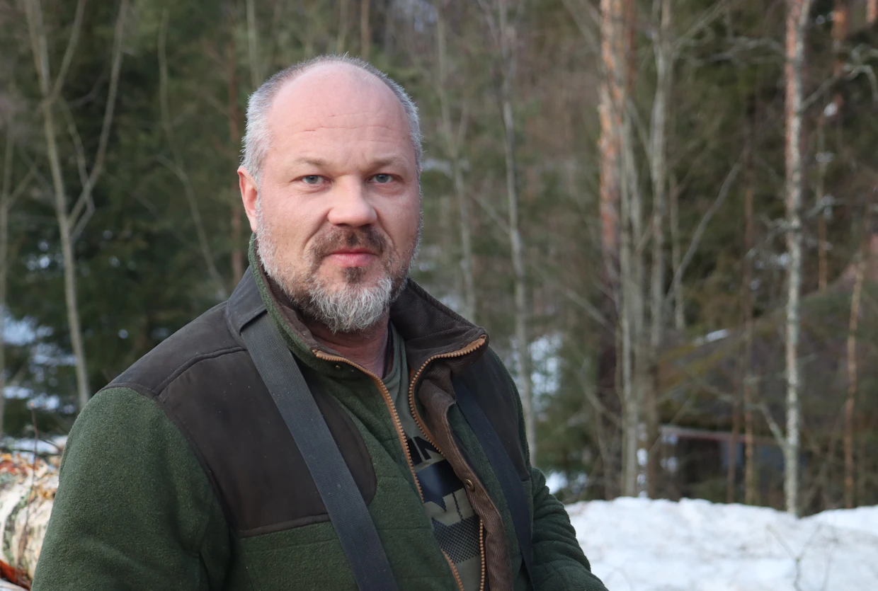Jos kaadettava puu on järeä ja etenkin jalopuu, tarjoamme lisäpalveluna rungon jatkojalostusta laudoiksi ja lankuiksi, Janne Storlöpare sanoo.