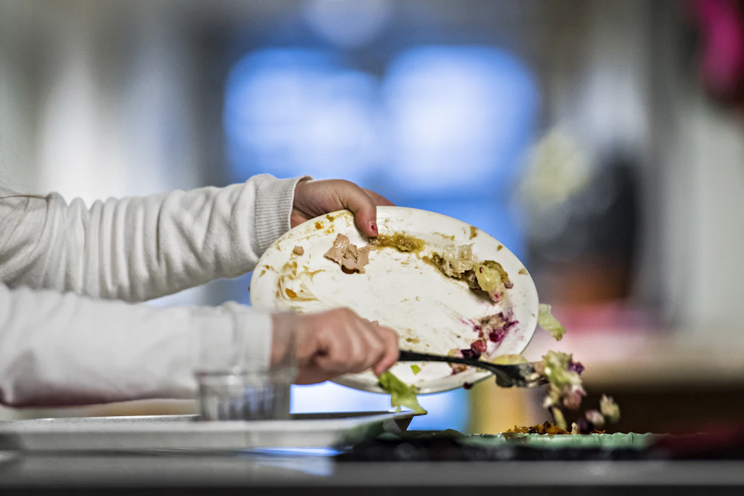 Ravintoloiden päästöjä voidaan vähentää esimerkiksi ruokahävikkiä vähentämällä. Luken mukaan ravintolaruuasta noin kuudesosa jää syömättä. Kuvituskuva.