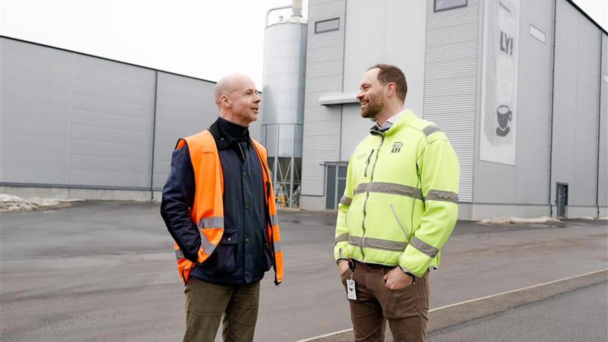Simon Broadbent ja Henrik Andersson Oatlyn Landskronan tehtaalla Etelä-Ruotsissa. Oatly investoi lähivuosina tehtaan tuotantolinjojen uusimiseen 15 miljoonaa euroa.
