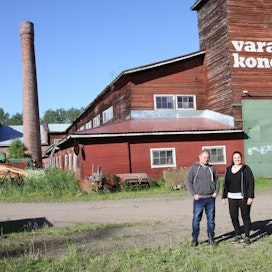 Garina ja Oivo Villik toteavat vanhan tiilitehtaan rakennusten vaativan melkoisesti ylläpitoa. Renkaat muodostavat jo 60 prosenttia Suomen käyttökoneen liikevaihdosta.