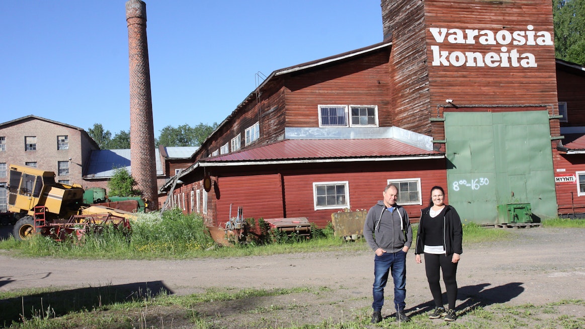 Garina ja Oivo Villik toteavat vanhan tiilitehtaan rakennusten vaativan melkoisesti ylläpitoa. Renkaat muodostavat jo 60 prosenttia Suomen käyttökoneen liikevaihdosta.
