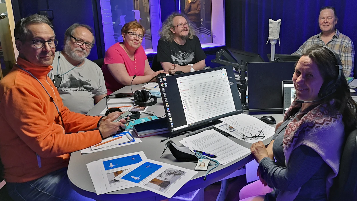 Luontoilta. Kuvassa vasemmalta Ari Saura, Henry Väre, Heidi Kinnunen, Jaakko Kullberg, Juha Laaksonen ja Minna Pyykkö.
