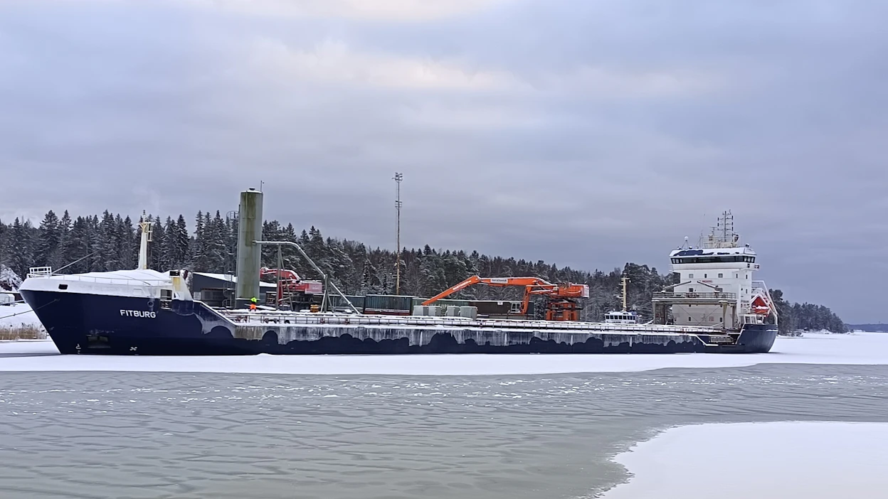 Rahtialues Fitburgin ankkurin epäillään vaurioittaneen Suomen ja Viron välisiä tietoliikennekaapeleita. Viranomaiset ottivat aluksen haltuunsa, kun se oli saapunut Suomen aluevesille. LEHTIKUVA.