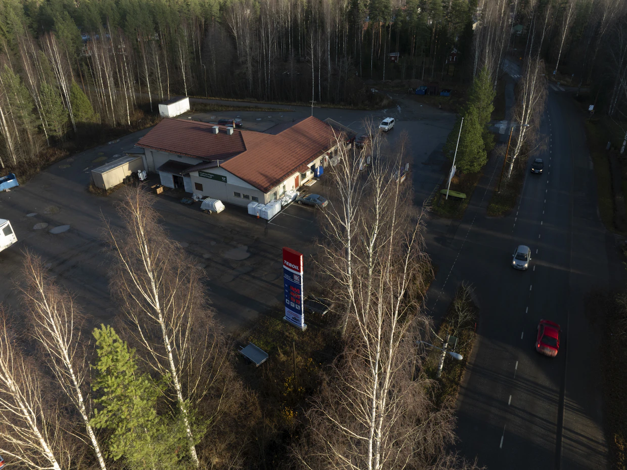 Vesannon Teboil on paitsi tankkauspaikan lisäksi myös myymälä, autokorjaamo sekä paikallisten kohtaamispaikka.