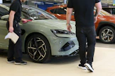 Ihmiset tutustuvat kiinalaiseen BYD Seal -sähköautoon Wetterin automyymälässä Oulussa elokuussa 2025. LEHTIKUVA / Eeva-Maria Brotherus.