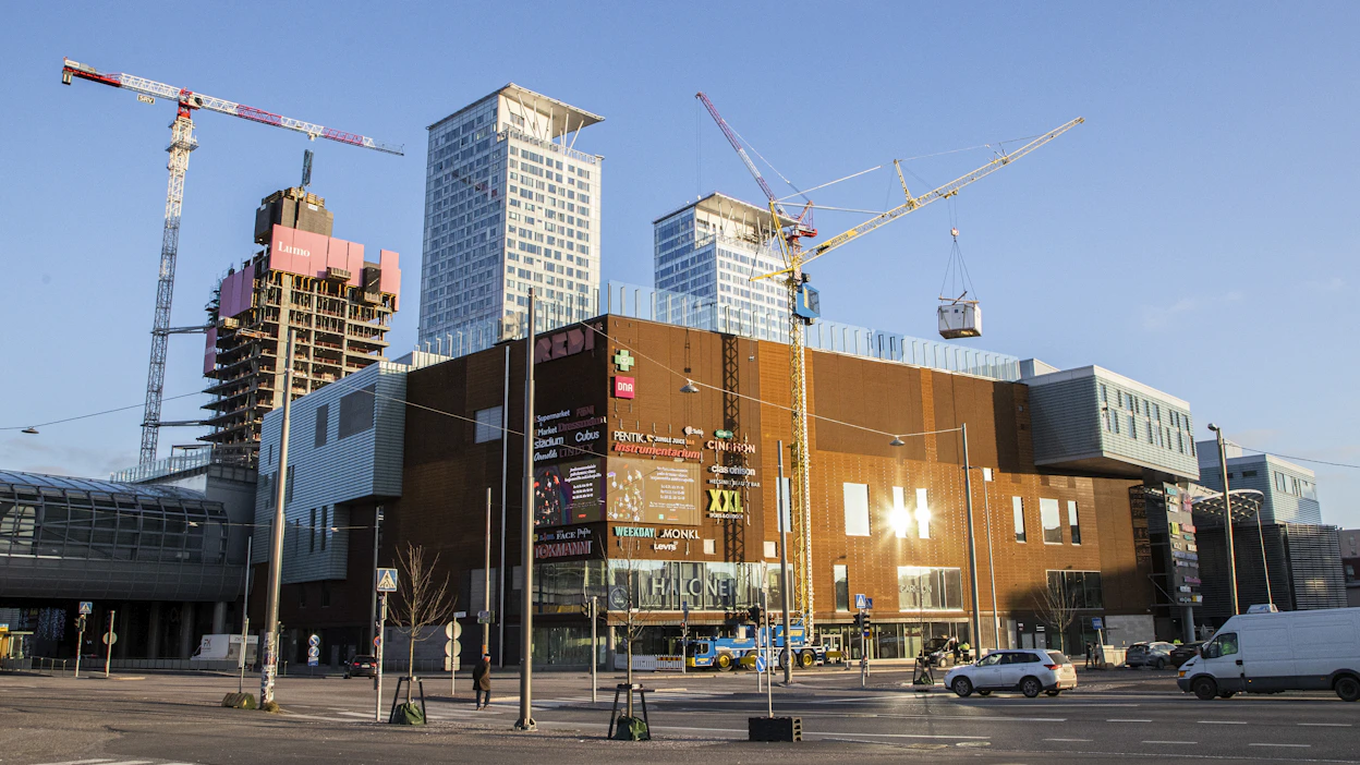 Helsinki voisi vauhdittaa asumisen hinnan laskua rakentamalla runsaasti vuokra-asuntoja, ehdottaa Henrik Hohteri. Arkistokuva Kalasataman kaupunginosasta.