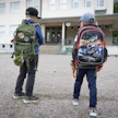 Koululaisia maaseutukoulun pihamaalla. Kuvituskuva, kuvan henkilöt eivät liity artikkeliin.