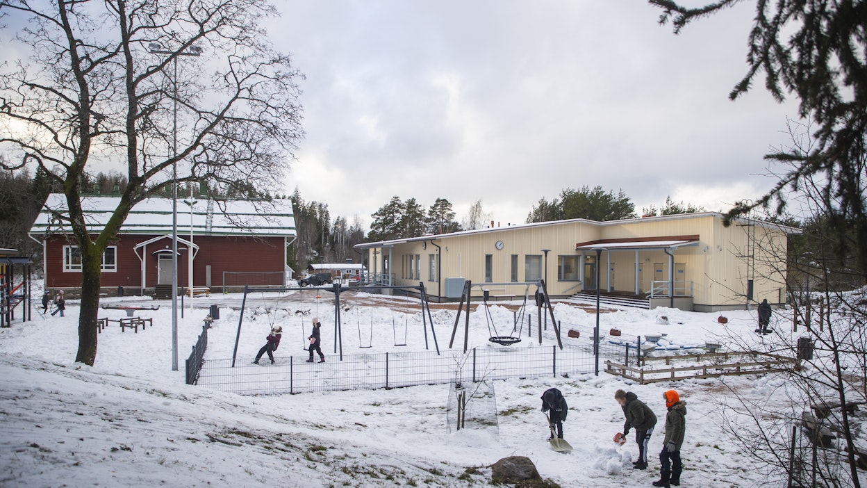 Välitunti kyläkoulussa. Kuvituskuva.