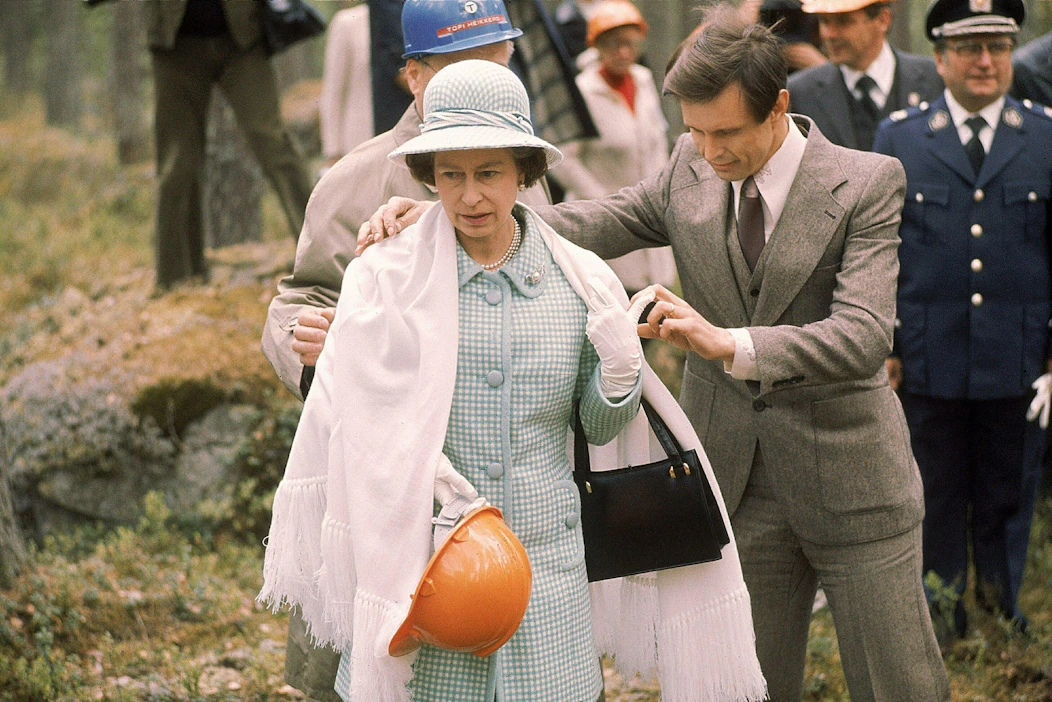 Vuoden 1976 metsävierailulla Elisabet tyytyi kantamaan hänelle tarjottua oranssia suojakypärää kädessään. LEHTIKUVA / Hans Paul.