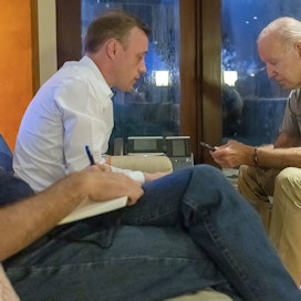 Yhdysvaltain presidentti Joe Biden (oik.) keskusteli Puolan presidentti Andrzej Dudan kanssa puhelimitse Balilta pian sen jälkeen kun venäläisvalmisteinen ohjus oli ilmeisesti eksynyt Puolan puolelle ja surmannut kaksi ihmistä. Turvallisuusneuvonantaja Jake Sullivan (kes.) ja ulkoministeri Antony Blinken seurasivat sivusta. Biden osallistui Balilla G20-maiden kokoukseen.