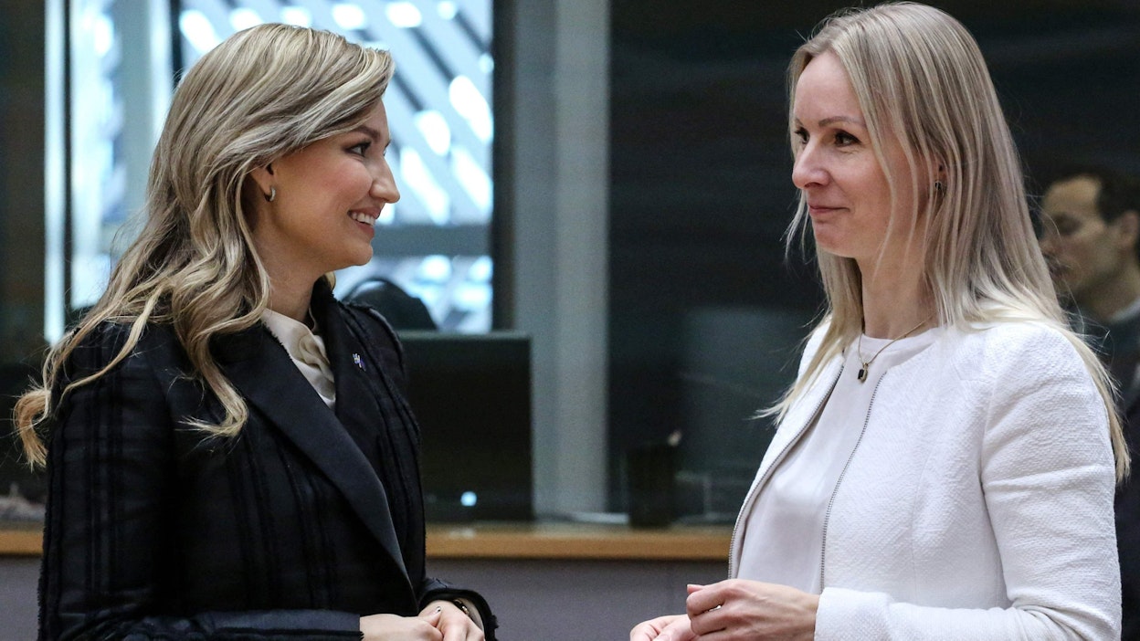 Suomea edustava valtiosihteeri Ann-Mari Kemellin (oik.) keskusteli Ruotsin energiaministerin Ebba Buschin kanssa Brysselissä 13. joulukuuta.