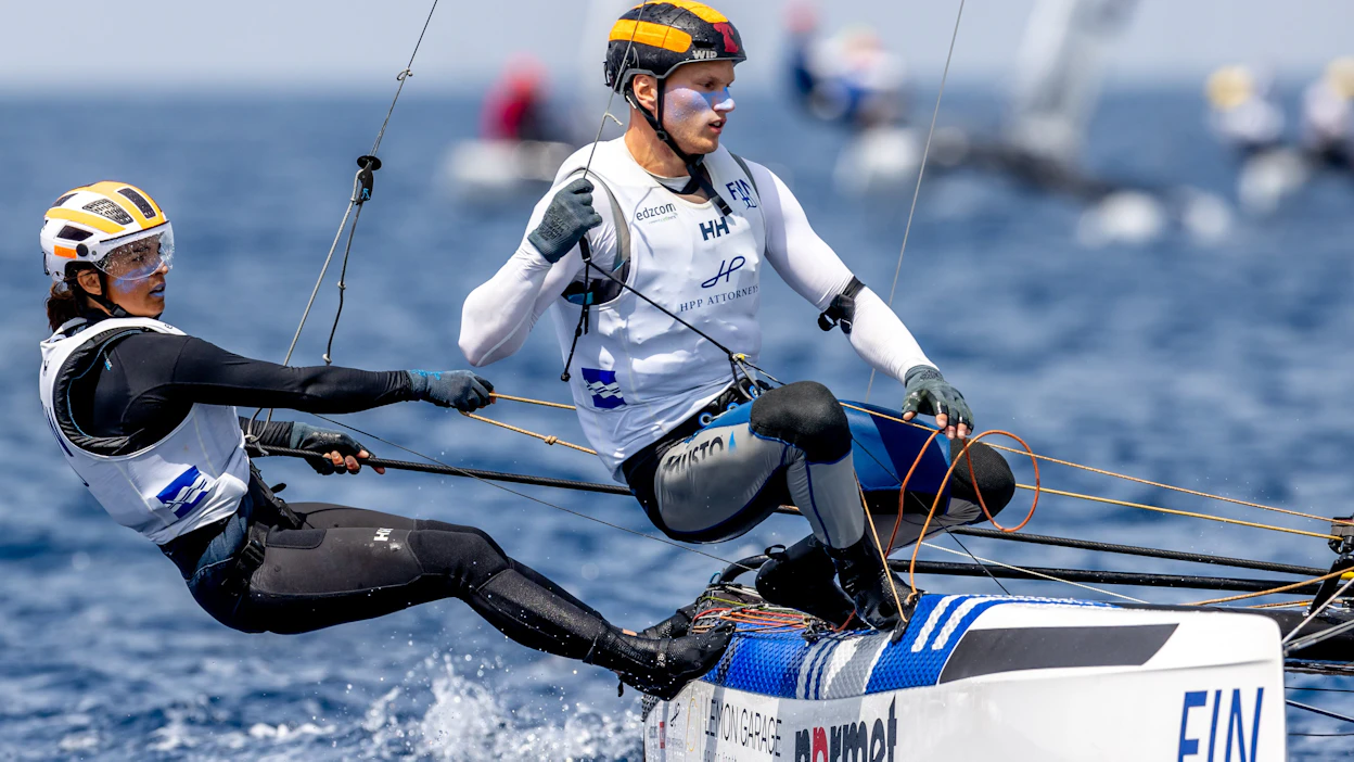 Purjehtijat Sinem Kurtbay ja Akseli Keskinen tekivät olympiadebyyttinsä Tokiossa 2021.